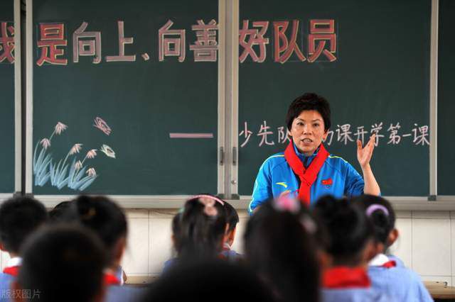 说罢，叶长敏又道：或者也可以试一试苏家的长孙女，也就是苏守道的女儿，她在苏家非常受宠，她母亲当年又是你爸爸的追求者之一，爱屋及乌的话，搞不好会愿意把女儿嫁给你，到时候对叶家的帮助会更大。